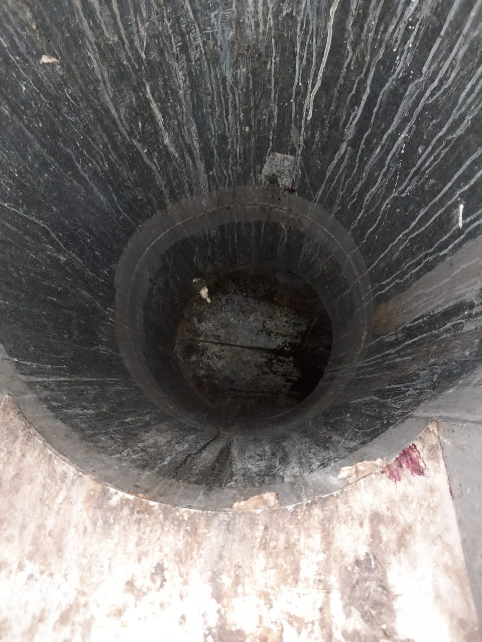 Bajada de ducto antes de la limpieza